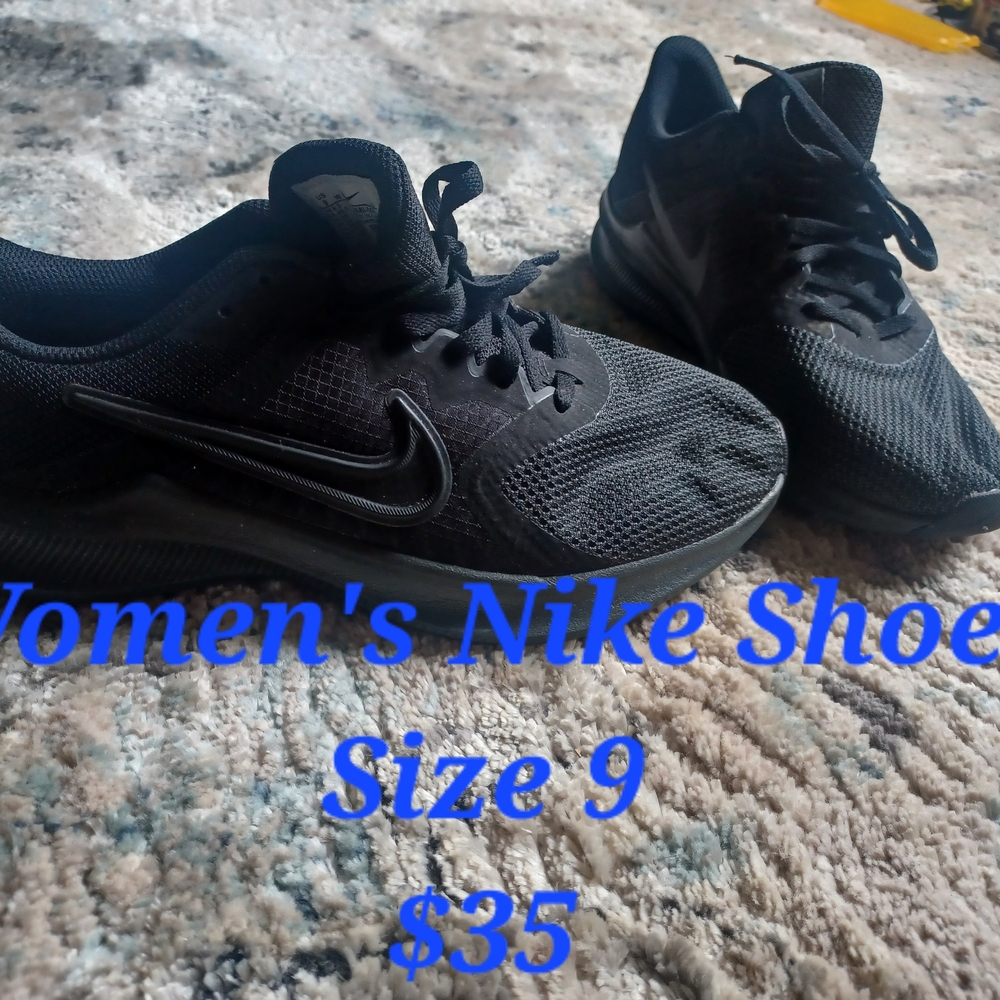 Nike Black Sneakers with Breathable Mesh and Cushioned Sole